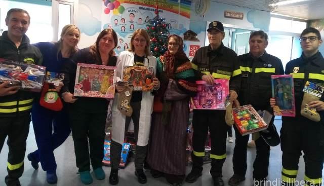 La Befana dell’Ass.Naz.dei Vigili del Fuoco di Brindisi arriva in Ospedale.