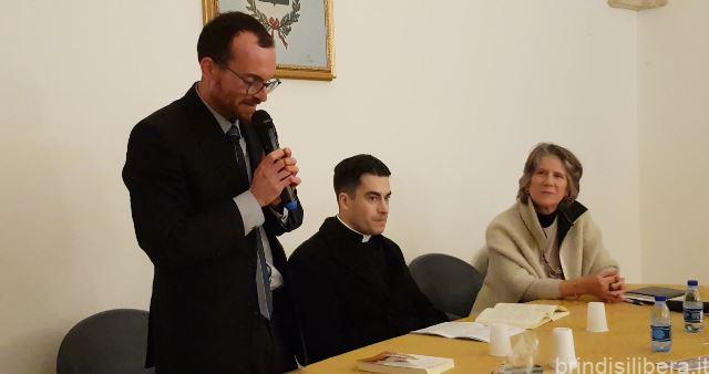 LA DISTRIBUZIONE DELLA COMUNIONE SULLA MANO: GRANDE SUCCESSO DI PUBBLICO A SAN VITO DEI NORMANNI PER DON FEDERICO BORTOLI CHE HA PRESENTATO IL SUO LIBRO