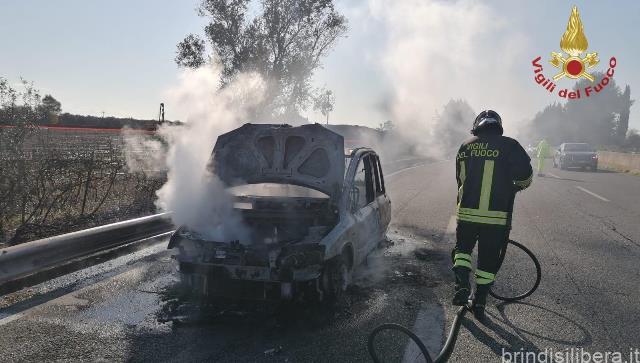 Sulla Superstrada Lecce-Brindisi un auto prende fuoco