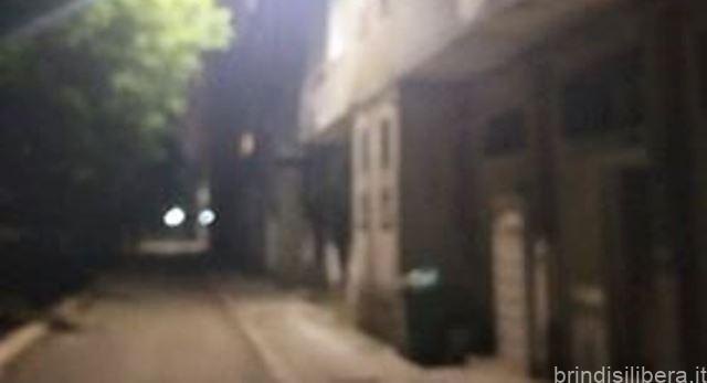 BRINDISI.Piazza Negri ,al quartiere Paradiso, ancora al buio, nonostante continue segnalazioni e denunce da parte dei cittadini .