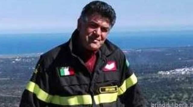 Un tris di Vigili del Fuoco del Comando di Brindisi salutano i colleghi.