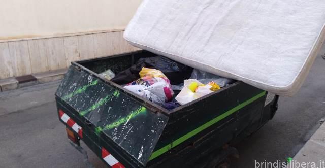 Brindisi, tra le Morsa dei Rifiuti e l’Inerzia Politica: Il Rischio di un’Ecatombe Ambientale e Finanziaria tra Costi Elevati e Servizi Inadeguati