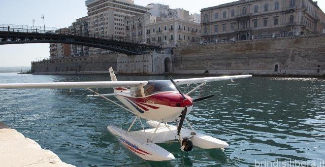 UN IDROVOLANTE AMMARA DOPO UN SECOLO NEL PORTO DI TARANTO