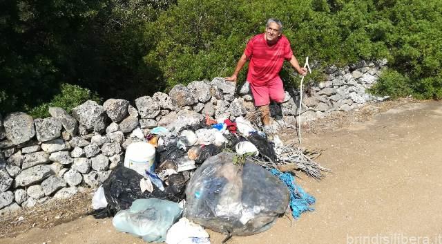 San Michele Salentino (Br).HA IL REDDITO DI CITTADINANZA: VOLONTARIO PULISCE IL PARCO