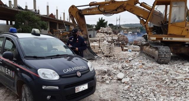 FRANCAVILLA FONTANA: DEMOLIVANO AUTOVETTURA  SOTTOPOSTA A FERMO AMMINISTRATIVO DENUNCIATI PROPRIETARIO E  AUTODEMOLITORE