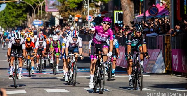 Giro d’Italia.Una Brindisi in festa ha accolto i corridori,in  una “ lunga volata”. Ancora una volta vince il francese Arnaud Demare, davanti all’ex  Campione del Mondo  Peter  Sagan, decimo Elia  Viviani.