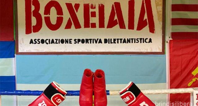 BRINDISI.Boxe Iaia Brindisi, domenica 7 marzo, per la “Giornata della Donna”, installazione scarpe e guantoni rossi contro violenza di genere in Piazza Mercato e allenamento congiunto dalle ore 10