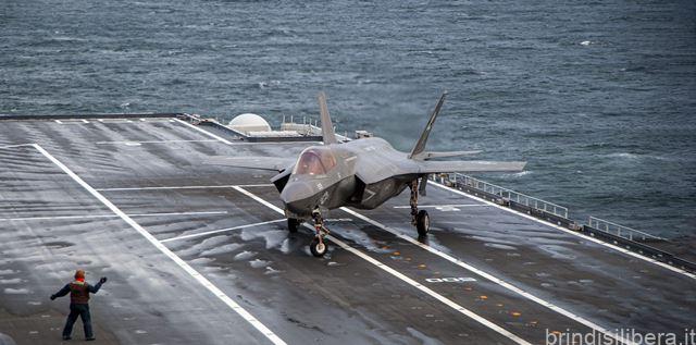 Difesa: Sottosegretario Pucciarelli, successo del primo appontaggio del velivolo F-35B sul ponte della portaerei Cavour.