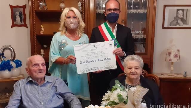 L’Amministrazione comunale ha omaggiato Paolo Dicarolo e Maria Pertosa per i loro 70 anni di nozze