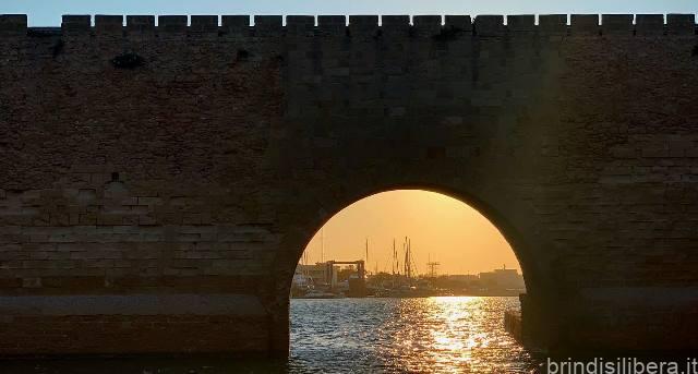 BRINDISI.Castello Alfonsino: alto il gradimento dei visitatori. Da sabato visite al tramonto