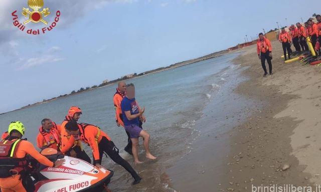 BRINDISI I Vigili del Fuoco soccorrono turista su barca a vela a largo di lido Risorgimento