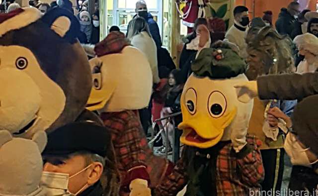 BRINDISI.Sfilata BABBO NATALE E WALT DISNEY SUI CORSI PRINCIPALI per la felicità dei bambini