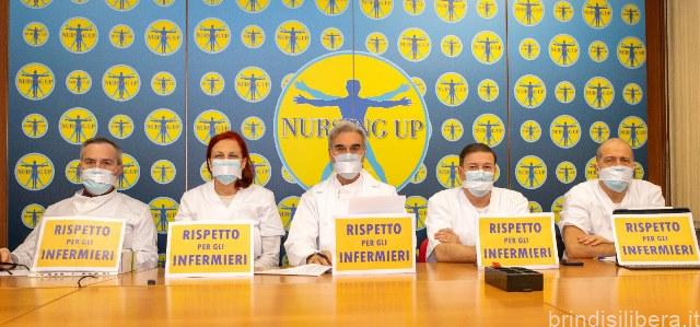 Sanità, clamorosa protesta degli infermieri del Nursing Up durante la nuova riunione per le trattative per il rinnovo del contratto.