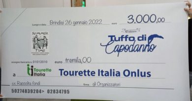 Tuffo di capodanno 2022 Brindisi – Chiusa la XII edizione. Consegnati a Tourette Italia Onlus €3.000 raccolti durante l’evento dagli organizzatori