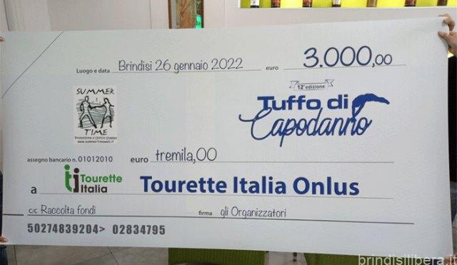 Tuffo di capodanno 2022 Brindisi – Chiusa la XII edizione. Consegnati a Tourette Italia Onlus €3.000 raccolti durante l’evento dagli organizzatori