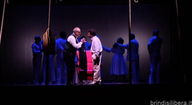 BRINDISI.“NON È VERO MA CI CREDO”, AL VERDI UN CLASSICO CON ENZO DECARO