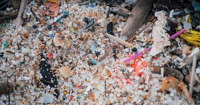 MASSICCIO INQUINAMENTO DA GRANULI DI PLASTICA SU ALCUNE SPIAGGE PUGLIESI, GREENPEACE ITALIA PRESENTA UN ESPOSTO IN PROCURA