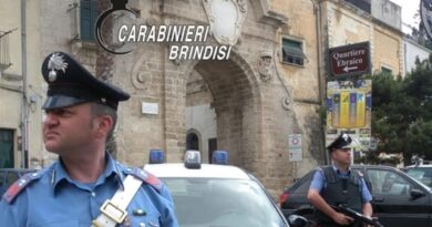 Sorpreso a commettere atti osceni durante l’uscita dalla scuola di alunni minori. arrestato dai carabinieri di Oria.