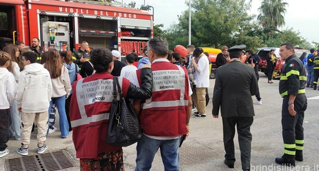 BRINDISI.Nel Comando Prov. dei V.V.F. visita degli alunni nella settimana della P.C.