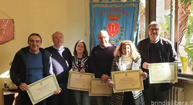 BRINDISI.Riconoscimento dell’amministrazione comunale a sei dipendenti per il contributo reso oltre la pensione