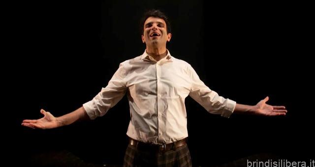 “La luna e o falò” di e con Luigi D’Elia, sabato 29 aprile al Teatro di Mesagne