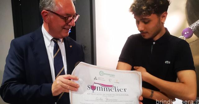 BRINDISI.Confesercenti consegna gli attestati di partecipazione al corso per “Sommelier”.