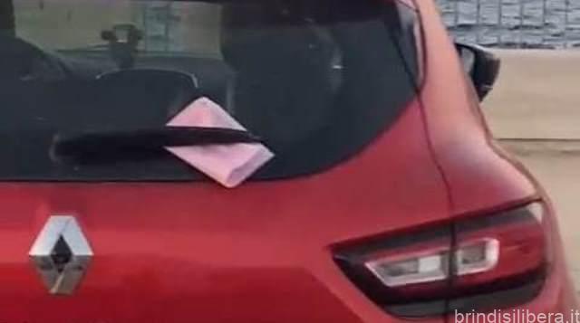 POLIGNANO, UN MARE DI MULTE NEL PARCHEGGIO SENZA SEGNALETICA. I TURISTI SI RIVOLGONO A “IO CI SONO!”