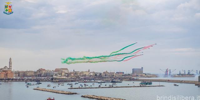 L’ AERONAUTICA MILITARE RINGRAZIA L’ITALIA – SORVOLO DELLE FRECCE TRICOLORI NELLA REGIONE PUGLIESE