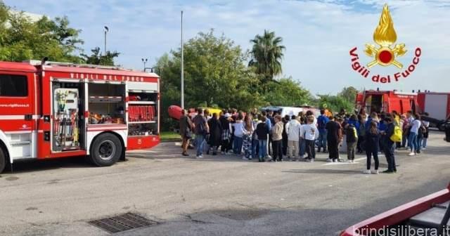 La  giornata della protezione civile nella caserma dei Vigili del Fuoco di Brindisi con con le scuola