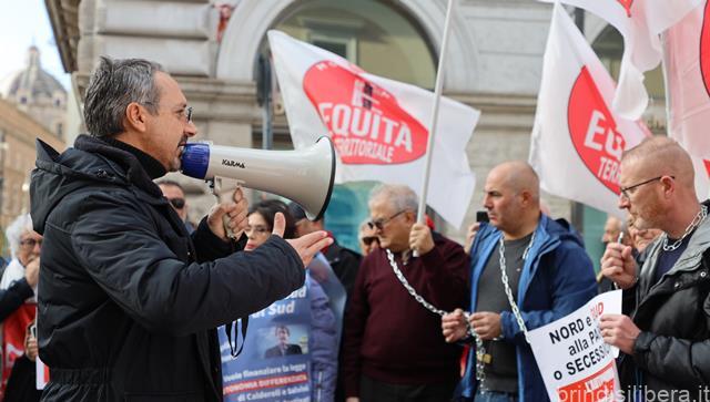 “Liberiamoci dalle catene di un governo razzista che vuole affossare il Sud”