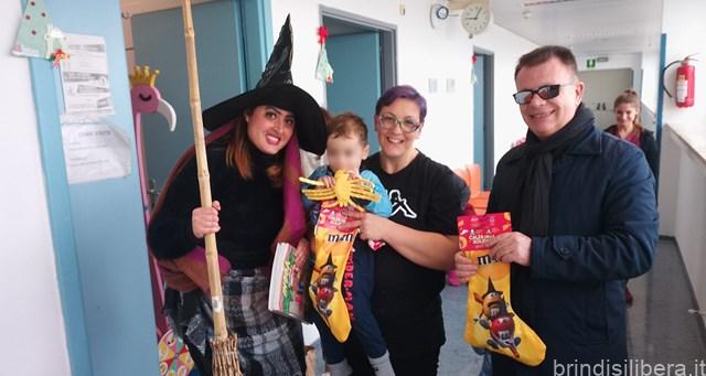 BRINDISI, LA BEFANA IN PEDIATRIA AL “PERRINO”: CALZE E SORRISI