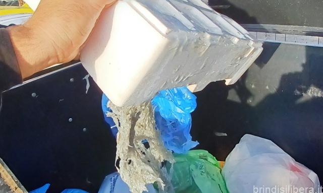 BRINDISI.BIANCHETTO  VENDUTO PER STRADA: INTERVENTO DELLA GUARDIA COSTIERA