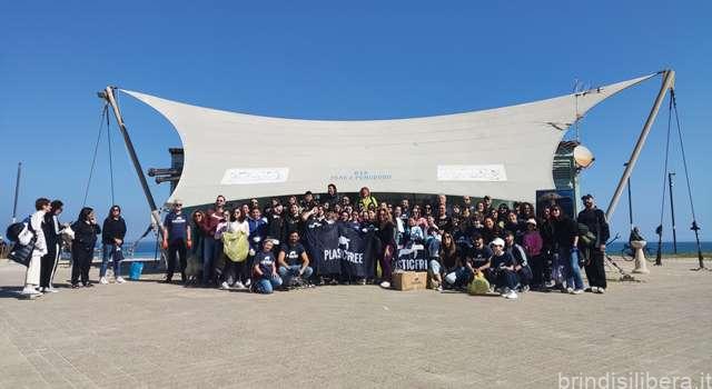 AMBIENTE: SPIAGGE LIBERE DA 4.000 CHILI DI PLASTICA E RIFIUTI GRAZIE A VOLONTARI E DETENUTI