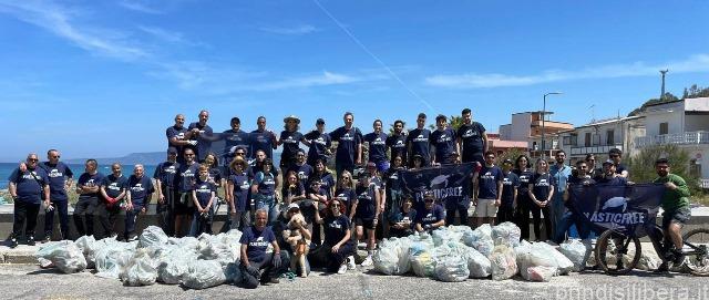PUGLIA DETENUTI “SECONDA CHANCE” E VOLONTARI “PLASTIC FREE” ASSIEME PER RIPULIRE LE SPIAGGE