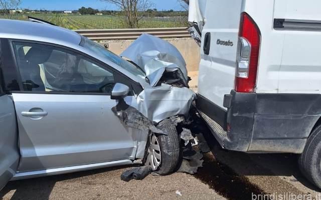 BRINDISI.Incidente Stradale sulla SS7: Tre Feriti in Condizioni Gravi