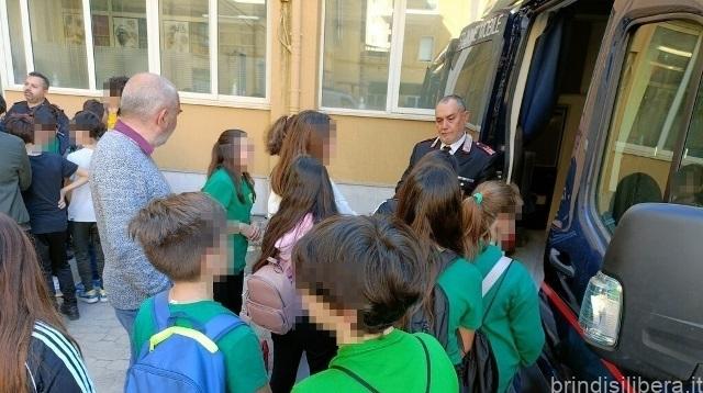 Brindisi: gli studenti della Scuola secondaria di primo grado dell’Istituto “Marzabotto–Virgilio” visitano il Comando Provinciale Carabinieri.