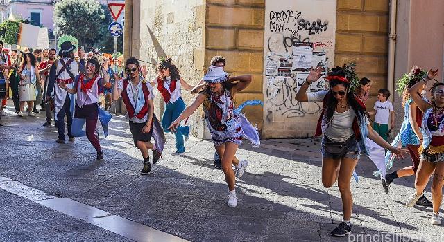 LECCE.Voci, suoni e colori: un corteo di bellezza per  salvare il bosco d’Arneo
