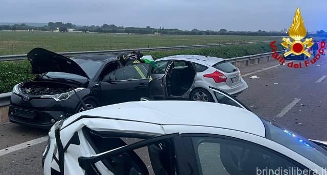 BRINDISI.Grave Incidente sulla Statale 379: Sei Auto Coinvolte, Intervento dei Vigili del Fuoco e Numerosi Feriti