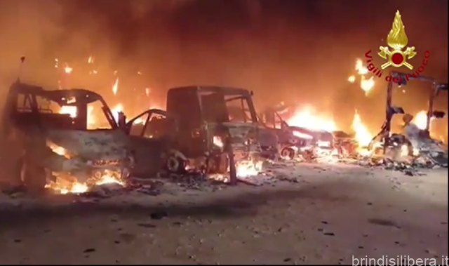 Incendio in corso di mezzi nel comune di Fasano all’esterno della ditta Lepore Mare