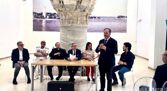 Porto di Brindisi Inaugura l’Opera “Smiling at Humanity” Approfondimento sull’opera di FRANCESCO FILIPPELLI Francesco Filippelli per Celebrarne l’Accoglienza Storica