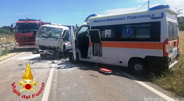 Incidente Stradale sulla SP16 tra Cisternino e Ceglie Messapica: 5 Feriti, Coinvolta una Ambulanza