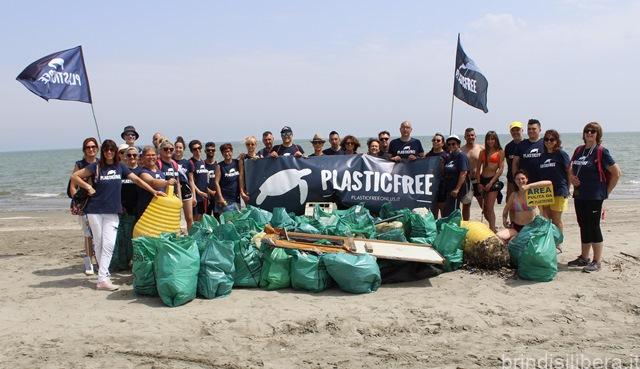 PUGLIA: NEL WEEKEND I VOLONTARI PLASTIC FREE ONLUS LIBERANO L’ITALIA DA 19,5 TONNELLATE DI PLASTICA E RIFIUTI