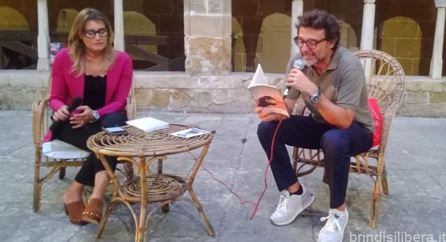 BRINDISI.LA RASSEGNA DEL CHIOSTRO CARLO BRAVETTI VICE DIRETTORE DI RAI NEWS 24 PRESENTA I SUOI LIBRI.di Giulia Cesaria