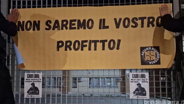 BRINDISI.AZIONE STUDENTESCA: Caro libri, Non saremo il vostro profitto.