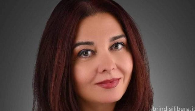 “Sandra Burlizzi: dalla sfida all’ispirazione – La storia di una donna brindisina che costruisce comunità di condivisione e crescita a livello internazionale”