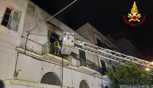 Incendio in un appartamento a Brindisi: intervento dei Vigili del Fuoco.Una ragazza affidata alle cure del personale medico del 118.