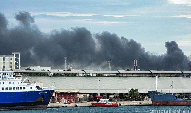 Flash.Brindisi: Incendio nella zona industriale, Vigili del Fuoco in azione su balle di rifiuti