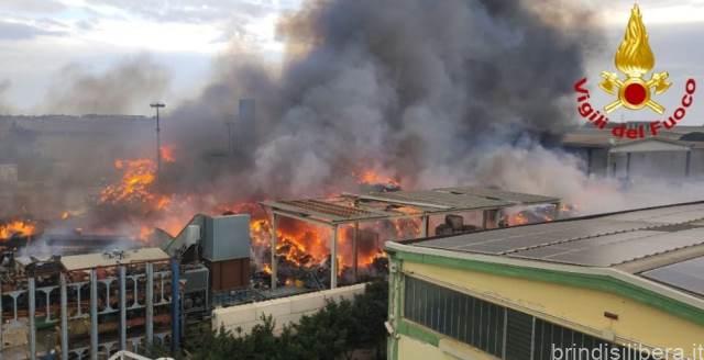 BRINDISI.Incendio nello stabilimento TMM Demolizioni: allarme ambientale e interrogativi sulla gestione dei rifiuti pericolosi