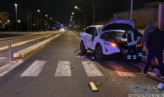 Incidente a Brindisi in Via della Torretta: Coinvolte Due Auto, Paura per una Donna Incinta
