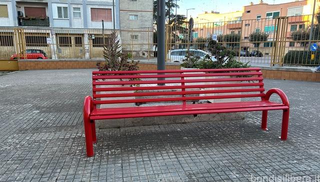 BRINDISI.Una panchina rossa per rifiorire: l’Istituto ‘Commenda’ contro la violenza di genere